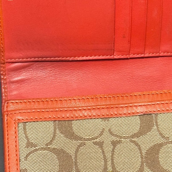 Wallet by Coach. Pre-Loved - Picture 5 of 11